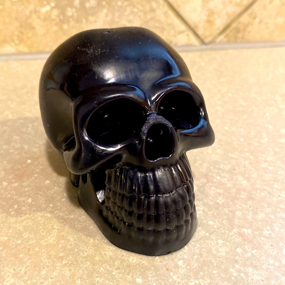 Black skull candle